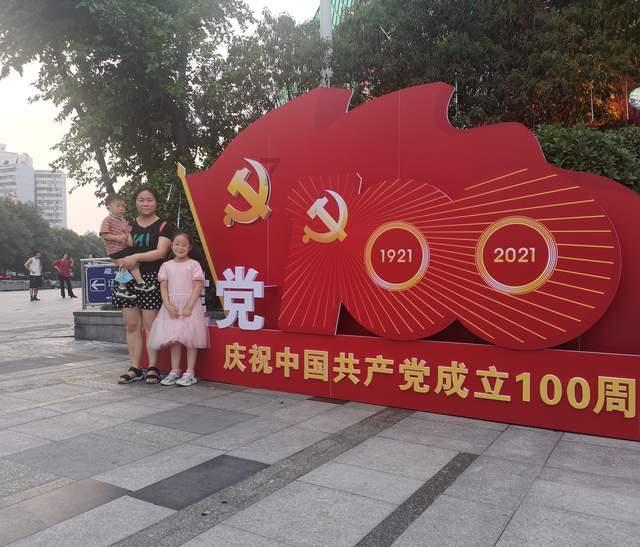 从出行工具向“第三生活空间”转变 重庆智能网联新能源汽车亮点突出
